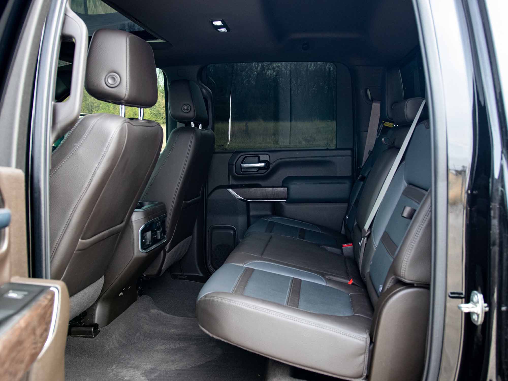 Pre-owned 2022 GMC Sierra 2500 4WD Crew Cab Denali interior back, deals4wheelz.com