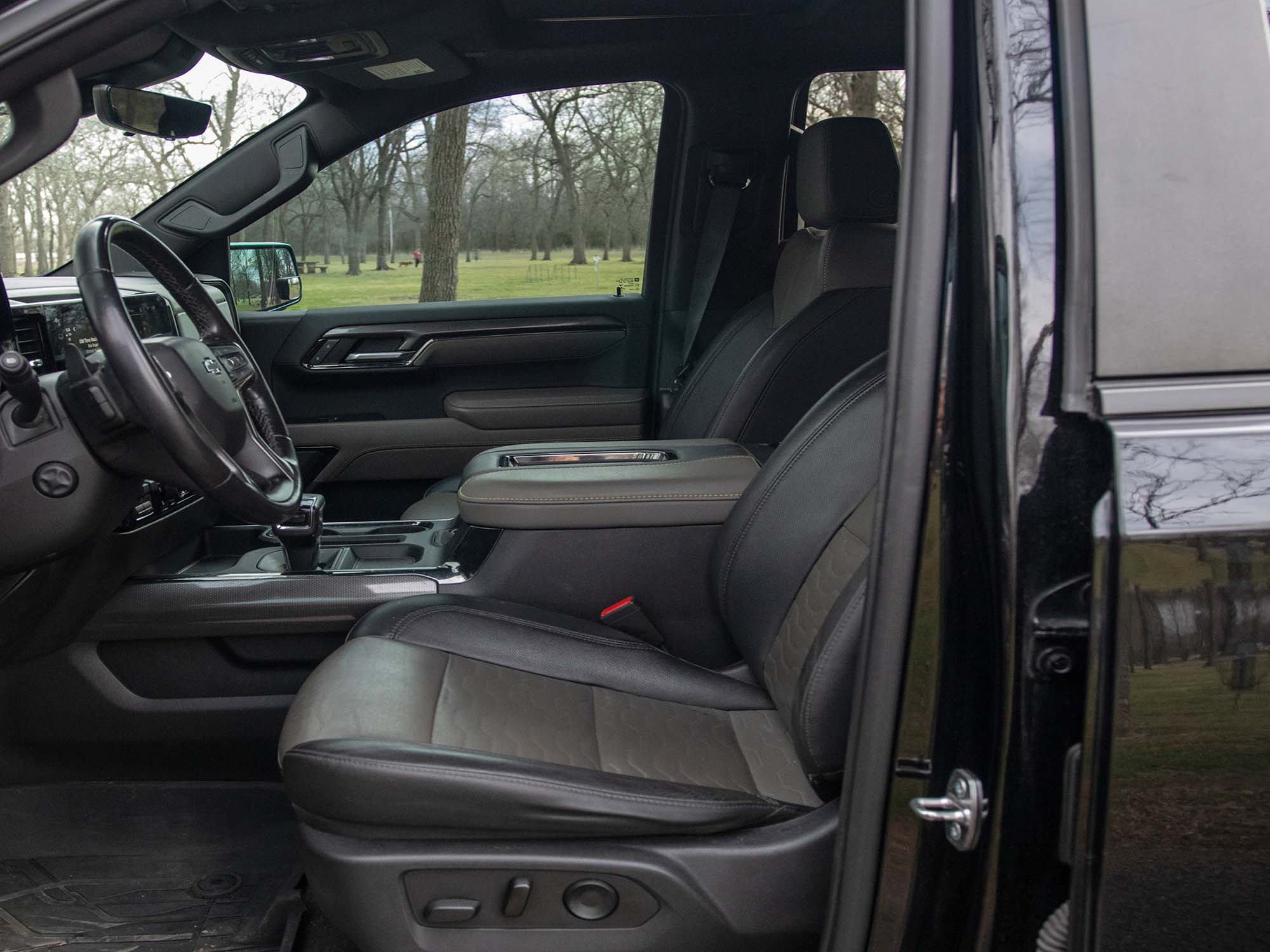 2022 Chevy Silverado K1500 KR2, Black, front seat interior, deals4wheelz.com